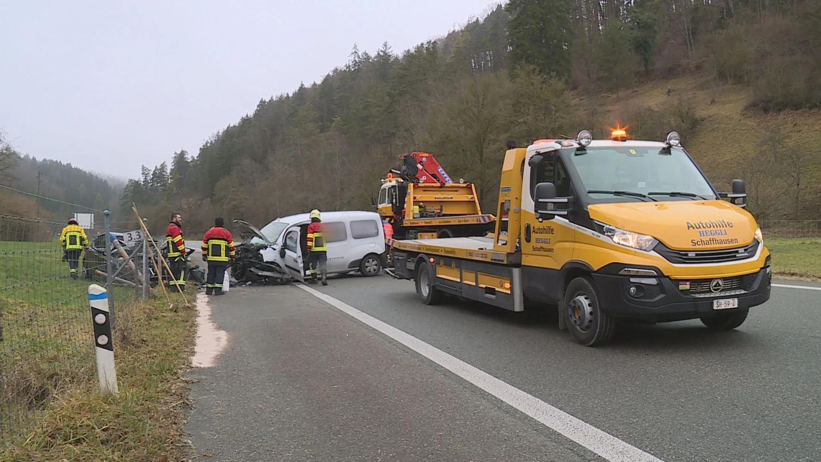 Zwei Schwerverletzte nach Frontalkollision in Bargen, © Quelle: BRK News Zwei Schwerverletzte nach Frontalkollision in Bargen, © Quelle: BRK News