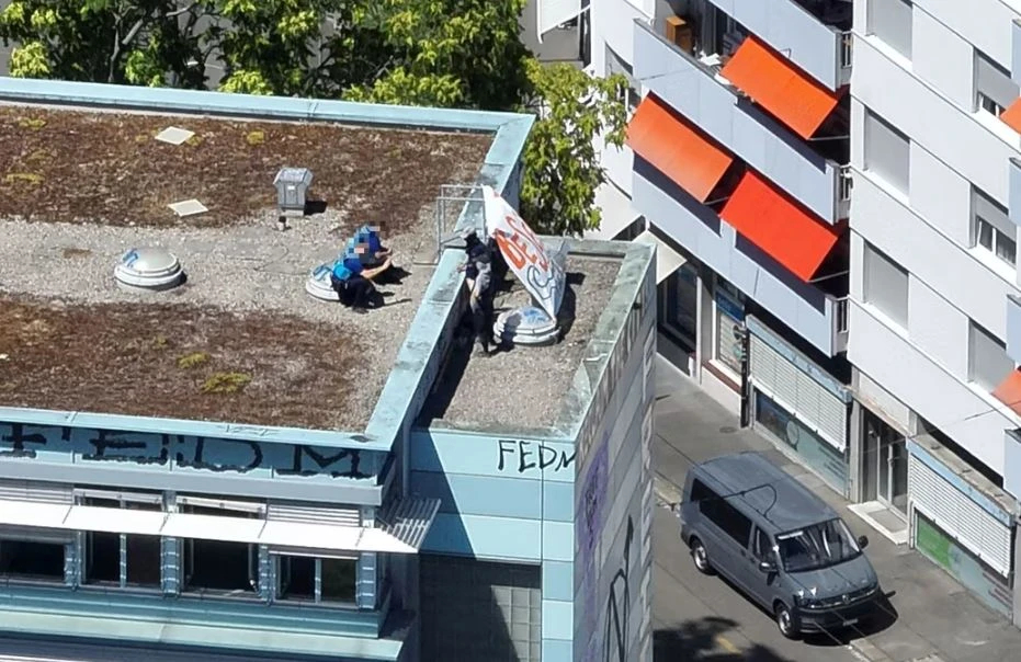 Besetzer fordern freies Geleit und Straffreiheit, © Kantonspolizei Basel-Stadt Besetzer fordern freies Geleit und Straffreiheit, © Kantonspolizei Basel-Stadt