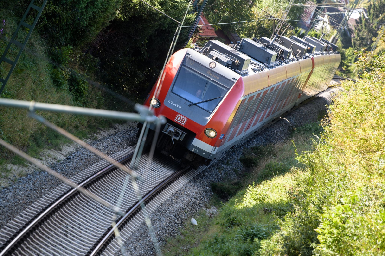 Eine S-Bahn fährt über die Gleise.