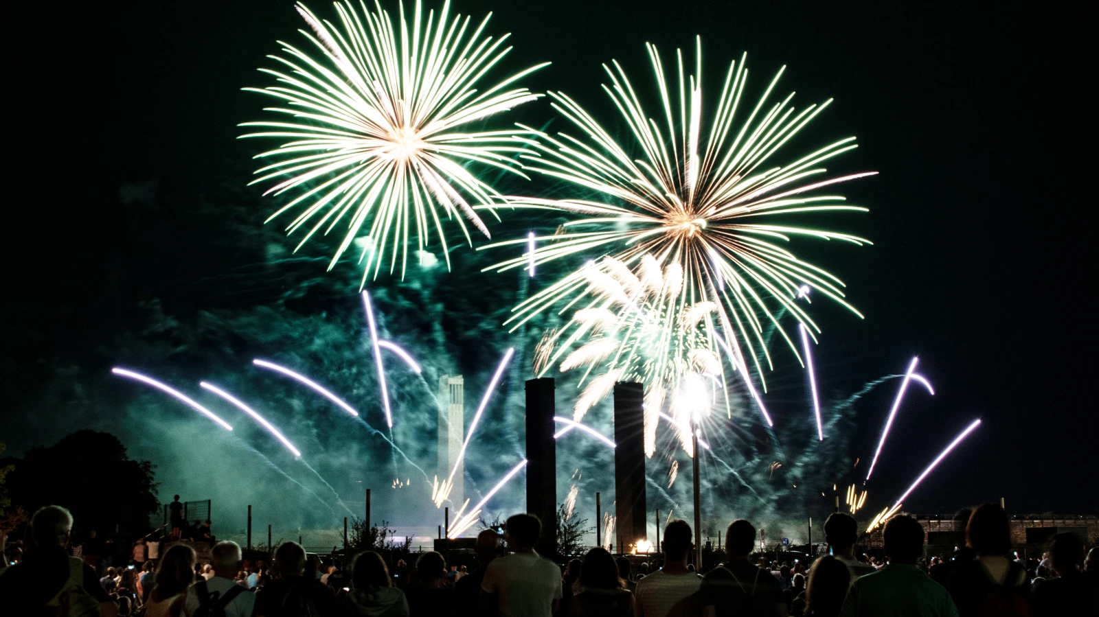 Olimpiyat Stadı Önü Maifeld’de Havai Fişek Gösterisi!, © dpa Olimpiyat Stadı Önü Maifeld’de Havai Fişek Gösterisi!, © dpa