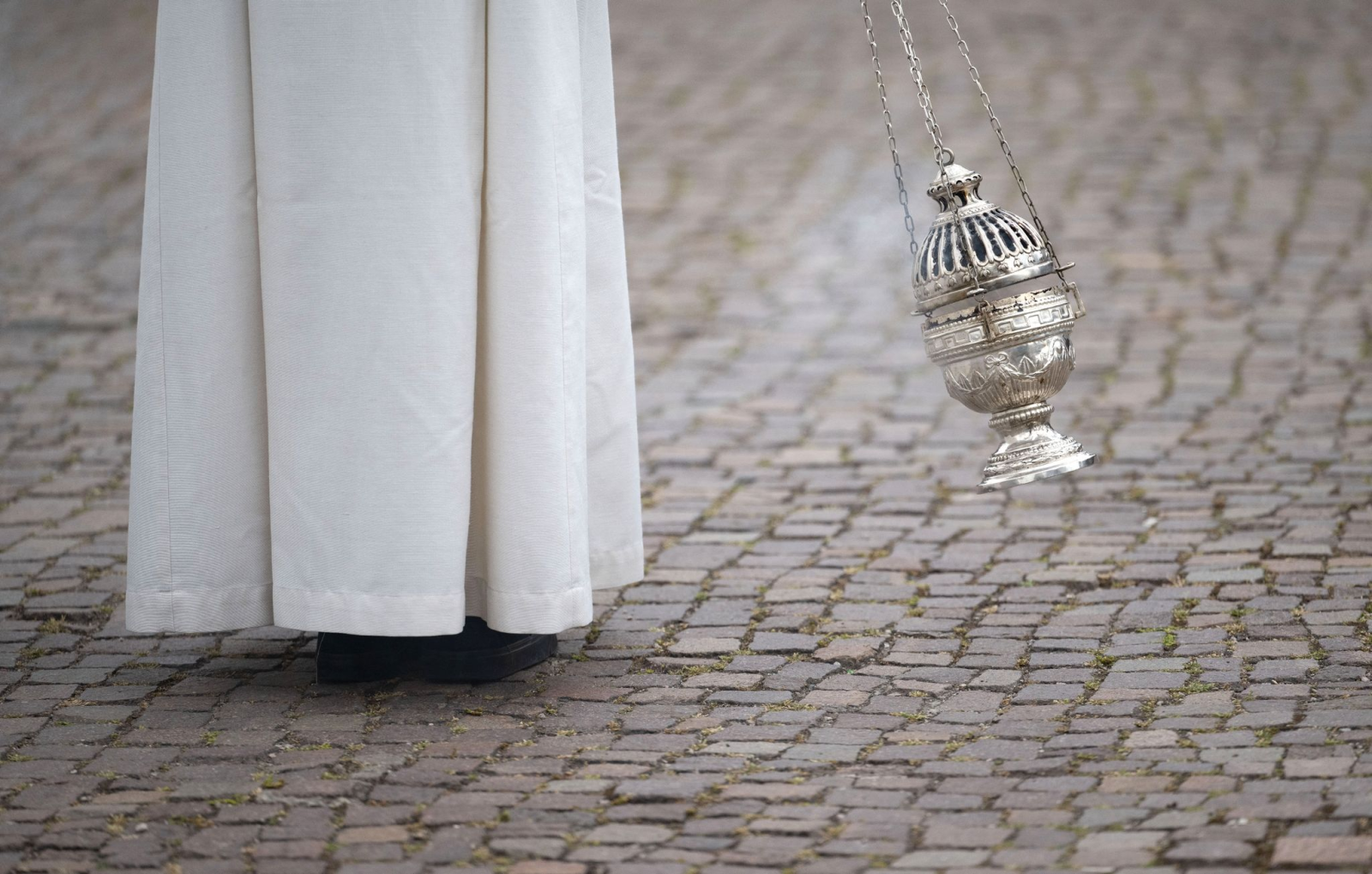 Eine Ministrantin schwenkt beim Schlussgottesdienst des Deutschen Katholikentags ein Weihrauchfass.