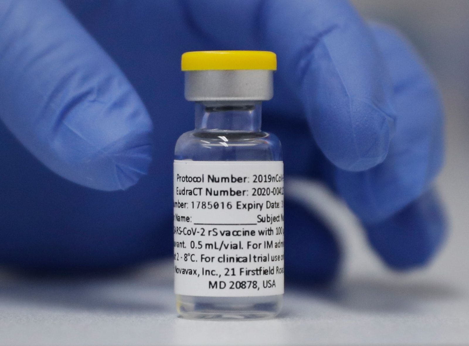 Eine Ampulle mit dem Corona-Impfstoff von Novavax steht auf einem Tisch bereit.