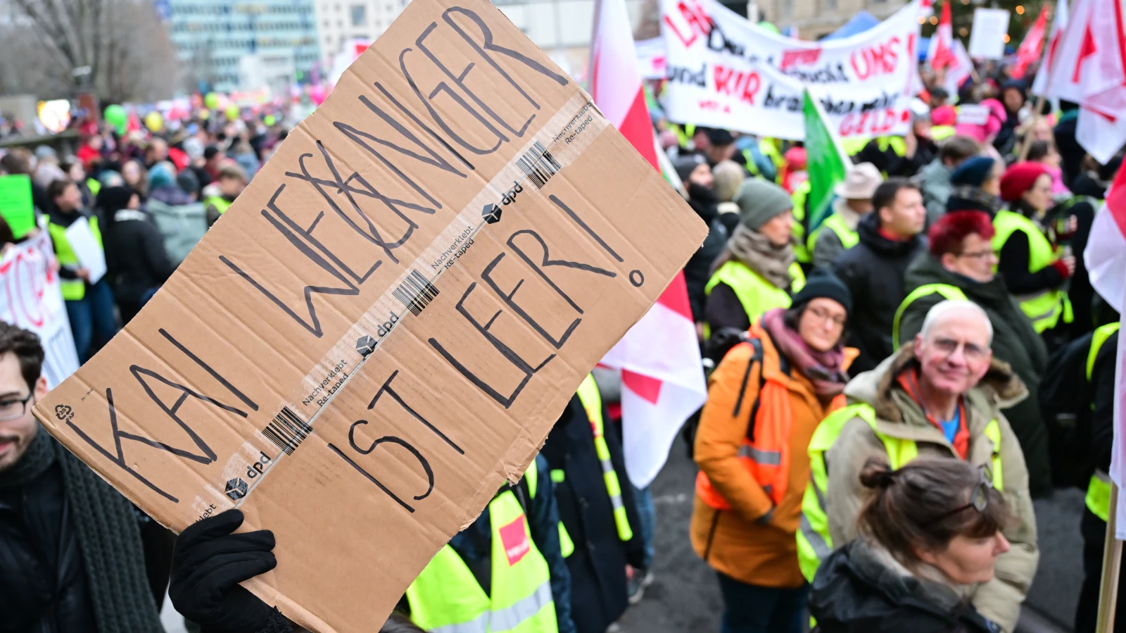 Berlin’de Kamu Çalışanlarından Uyarı Grevi: 6 Bin Kişi Maaş Artışı Talep Etti, © Sebastian Christoph Gollnow/dpa Berlin’de Kamu Çalışanlarından Uyarı Grevi: 6 Bin Kişi Maaş Artışı Talep Etti, © Sebastian Christoph Gollnow/dpa