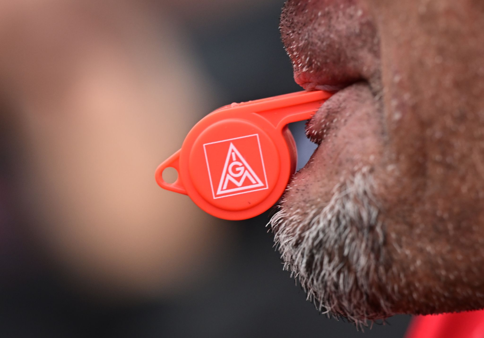 Auch in Thüringen sind Beschäftigte in mehreren Betrieben zu Warnstreiks aufgerufen. Hintergrund sind bislang ergebnislose Tarifverhandlungen in der Metall- und Elektroindustrie., © Bernd Weißbrod/dpa