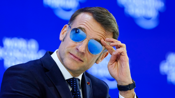 Macron’un Davos’ta taktığı güneş gözlüğü neden gündem oldu?, © Markus Schreiber/AP/dpa