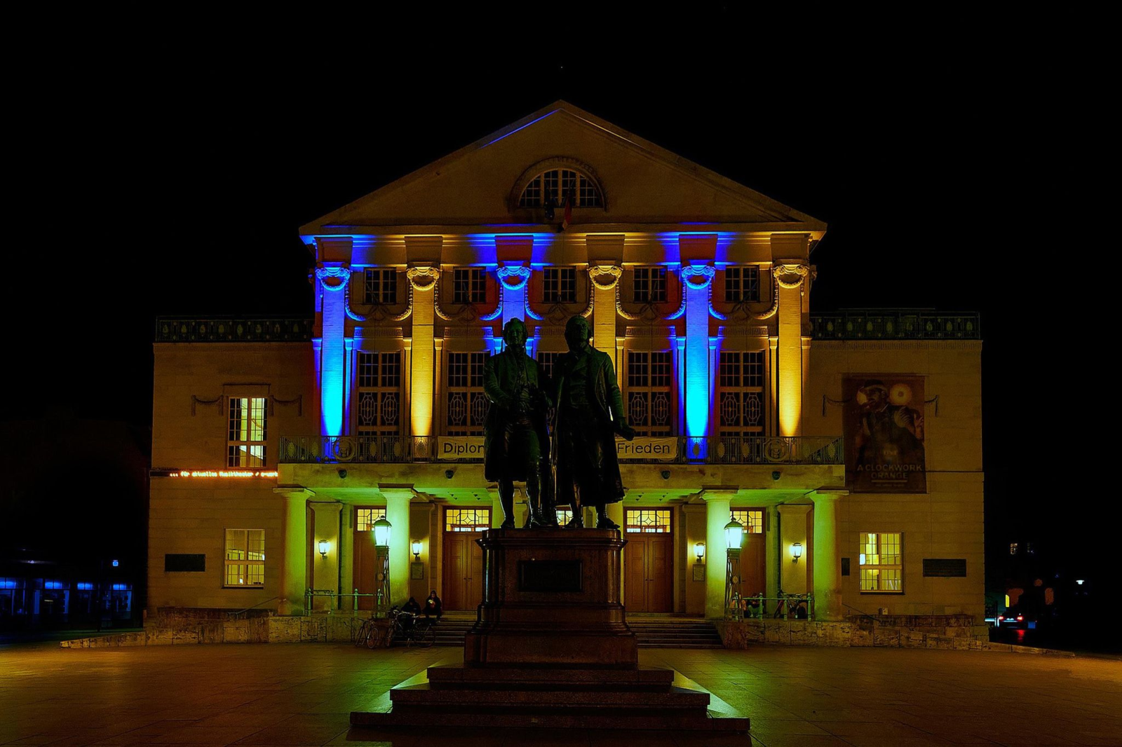 Das Gebäude des Deutschen Nationaltheaters und Staatskapelle Weimar erleuchtet in den Farben der ukrainischen Flagge.