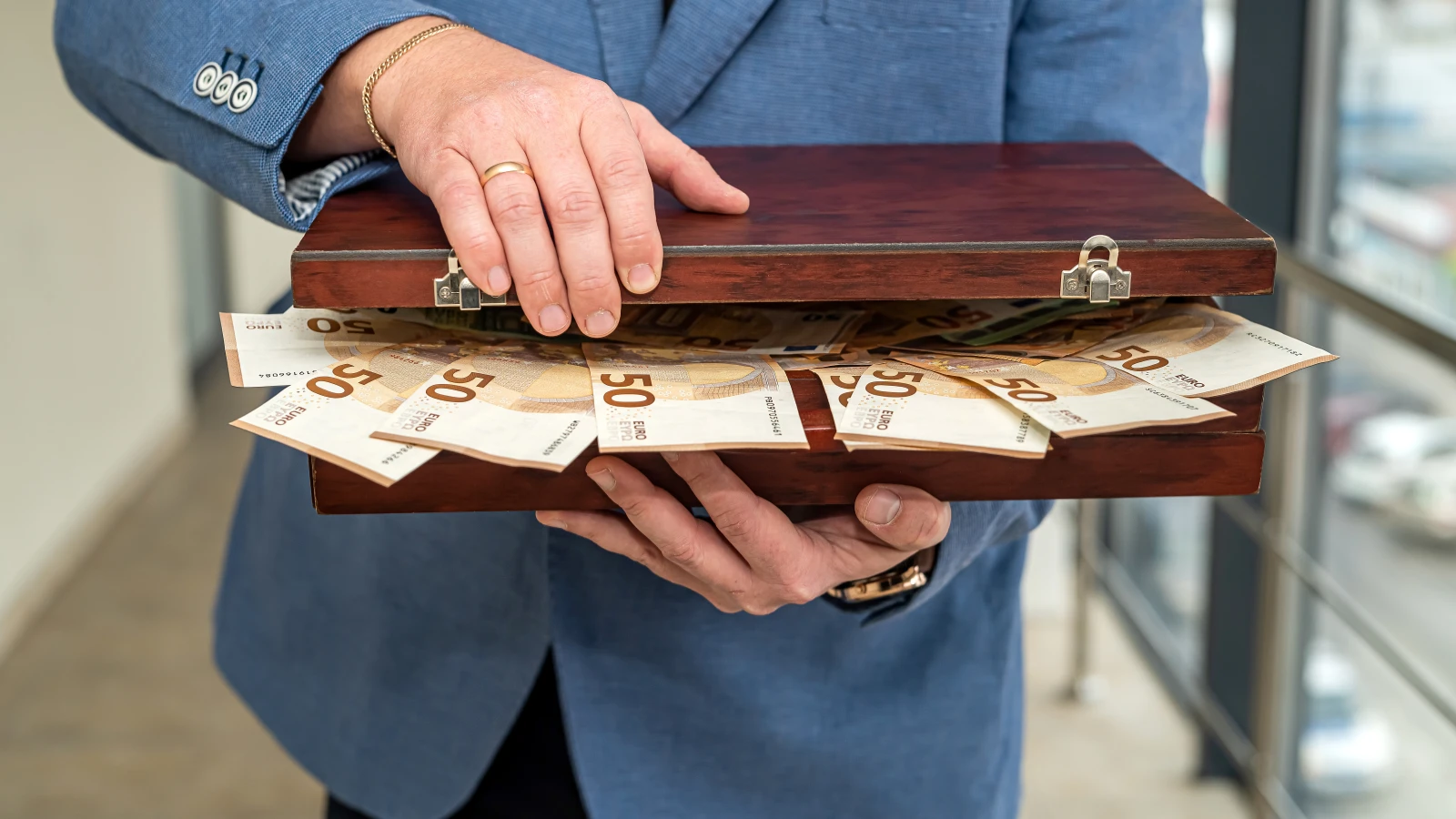 AB'den Nakit Kullanımına 10 Bin Euro Sınırı: Yeni Dönem Başlıyor, © shutterstock AB'den Nakit Kullanımına 10 Bin Euro Sınırı: Yeni Dönem Başlıyor, © shutterstock