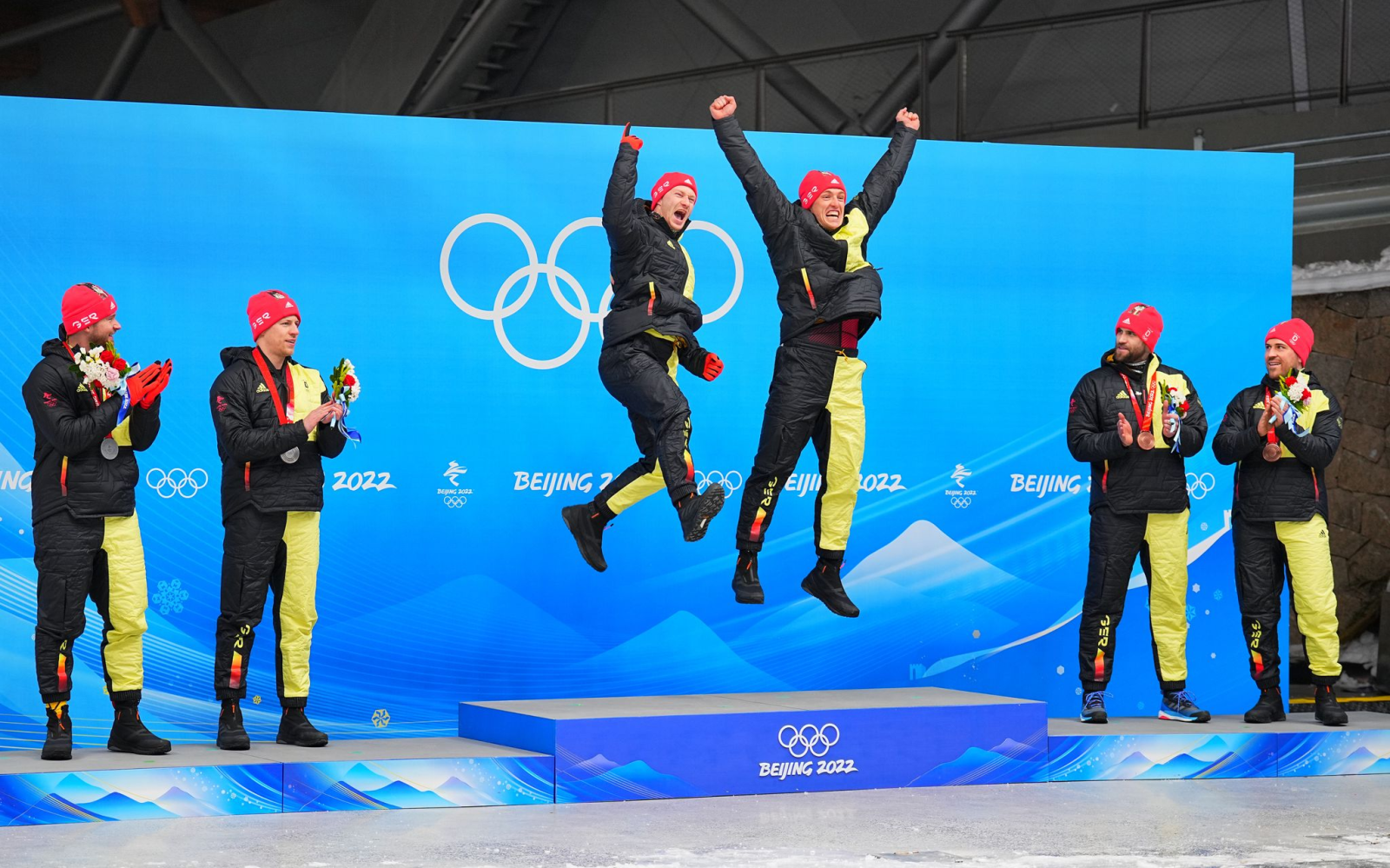 Thorsten Margis (4 v l) wechselt ins Team Johannes Lochner (l) und fährt dann gegen Goldmedaillengewinner Francesco Friedrich. , © Michael Kappeler/dpa