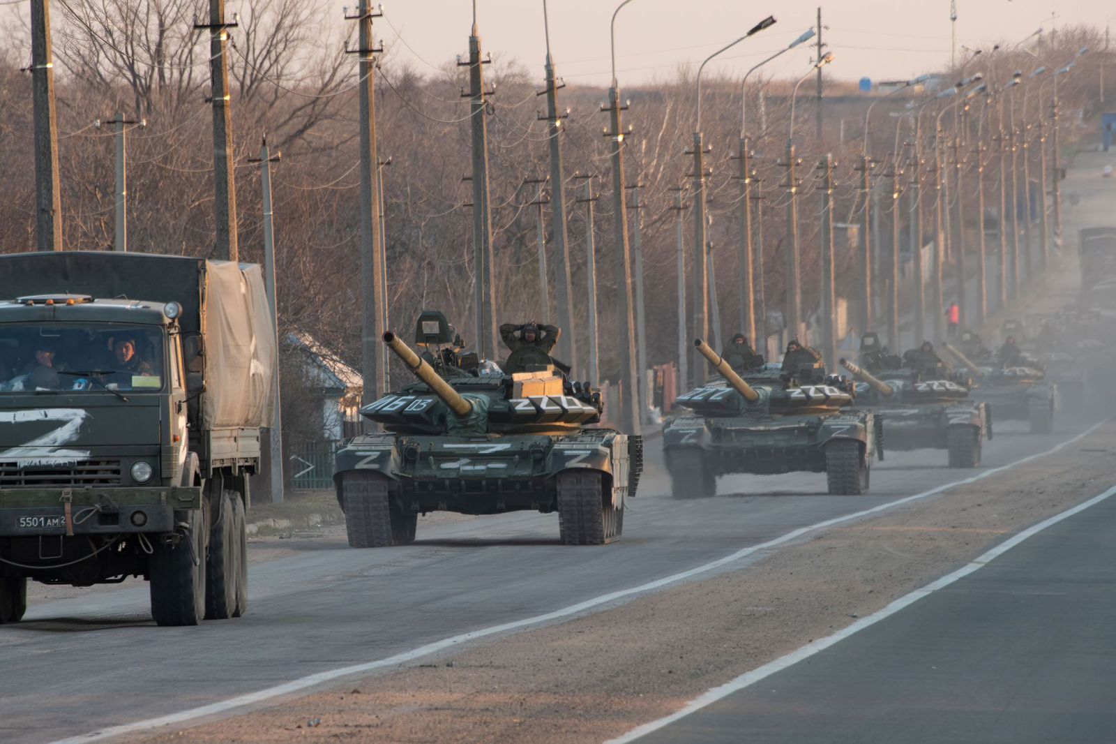 Eine russische Panzerkolonne mit dem aufgemalten Z-Symbol fährt auf der Autobahn Mariupol-Donezk in Richtung Norden.