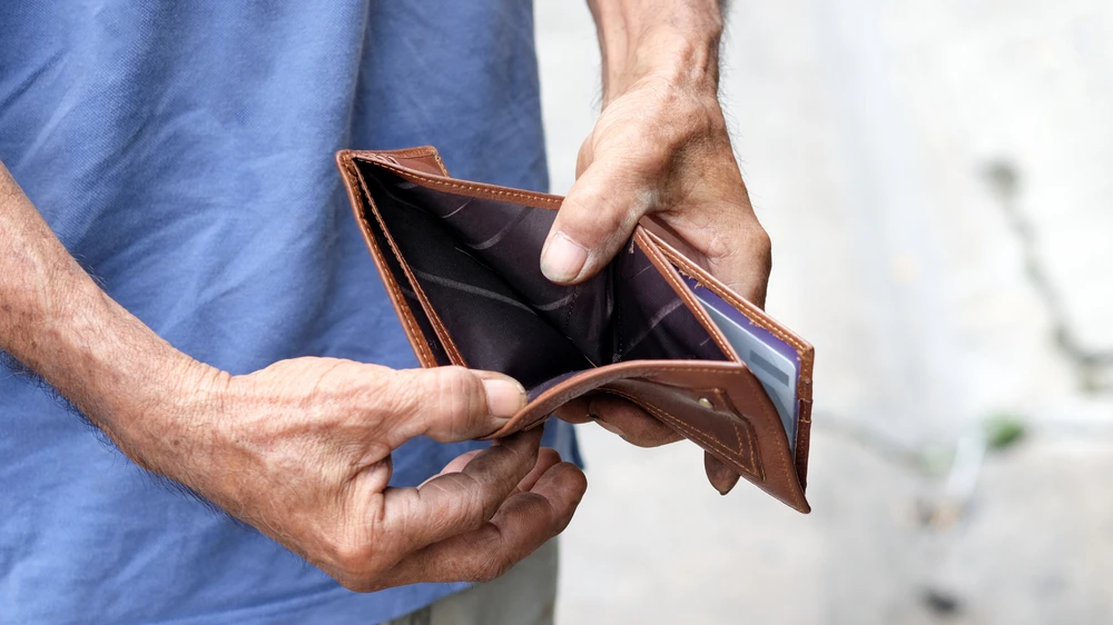 Mann mit Portemonnaie , © Shutterstock Mann mit Portemonnaie , © Shutterstock