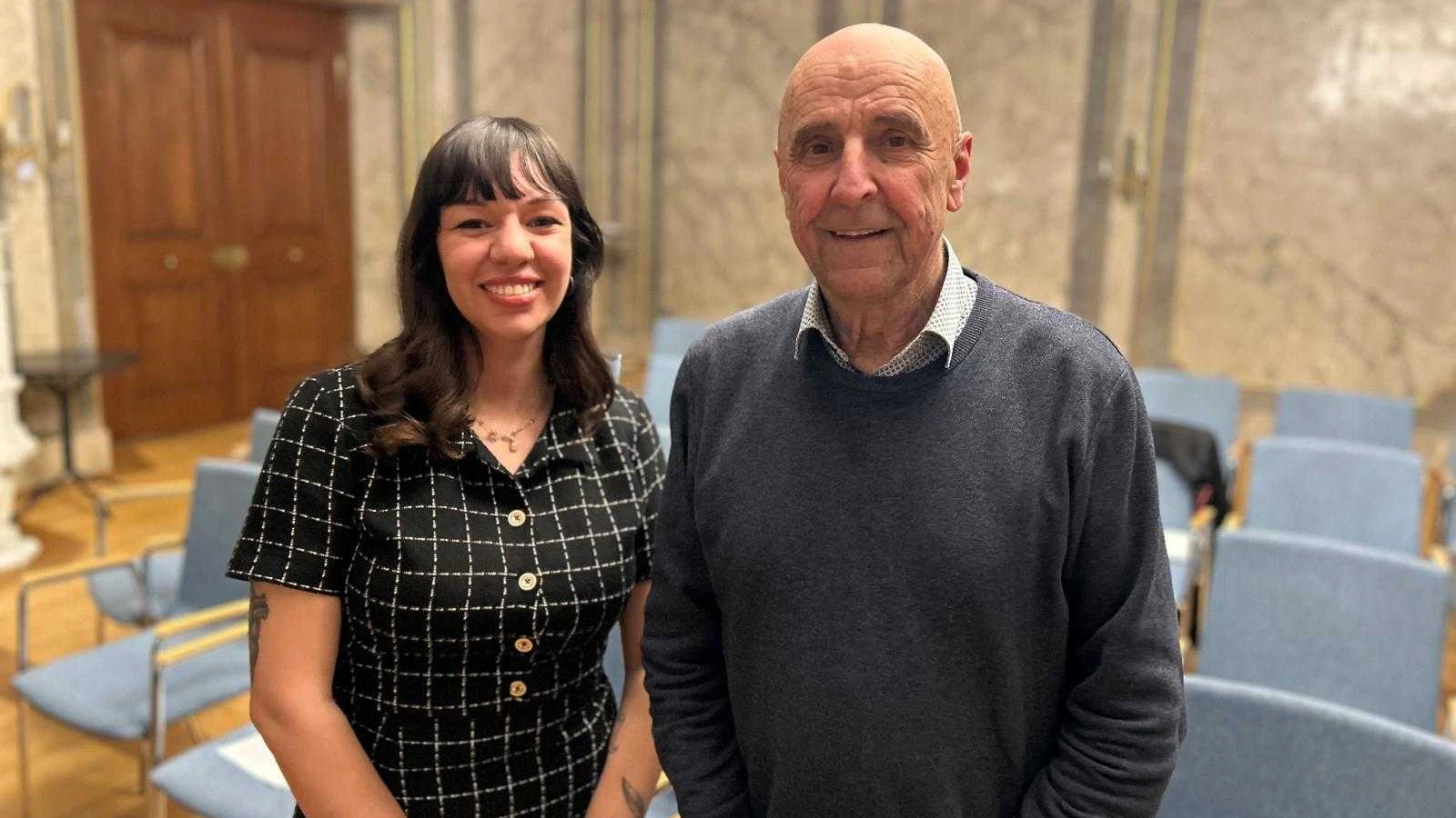 © Jennifer Gyseler (links) und Peter Schuppli, Preisträger 2025, Bild: Roger Hofstetter, Schaffhauser Nachrichten © Jennifer Gyseler (links) und Peter Schuppli, Preisträger 2025, Bild: Roger Hofstetter, Schaffhauser Nachrichten