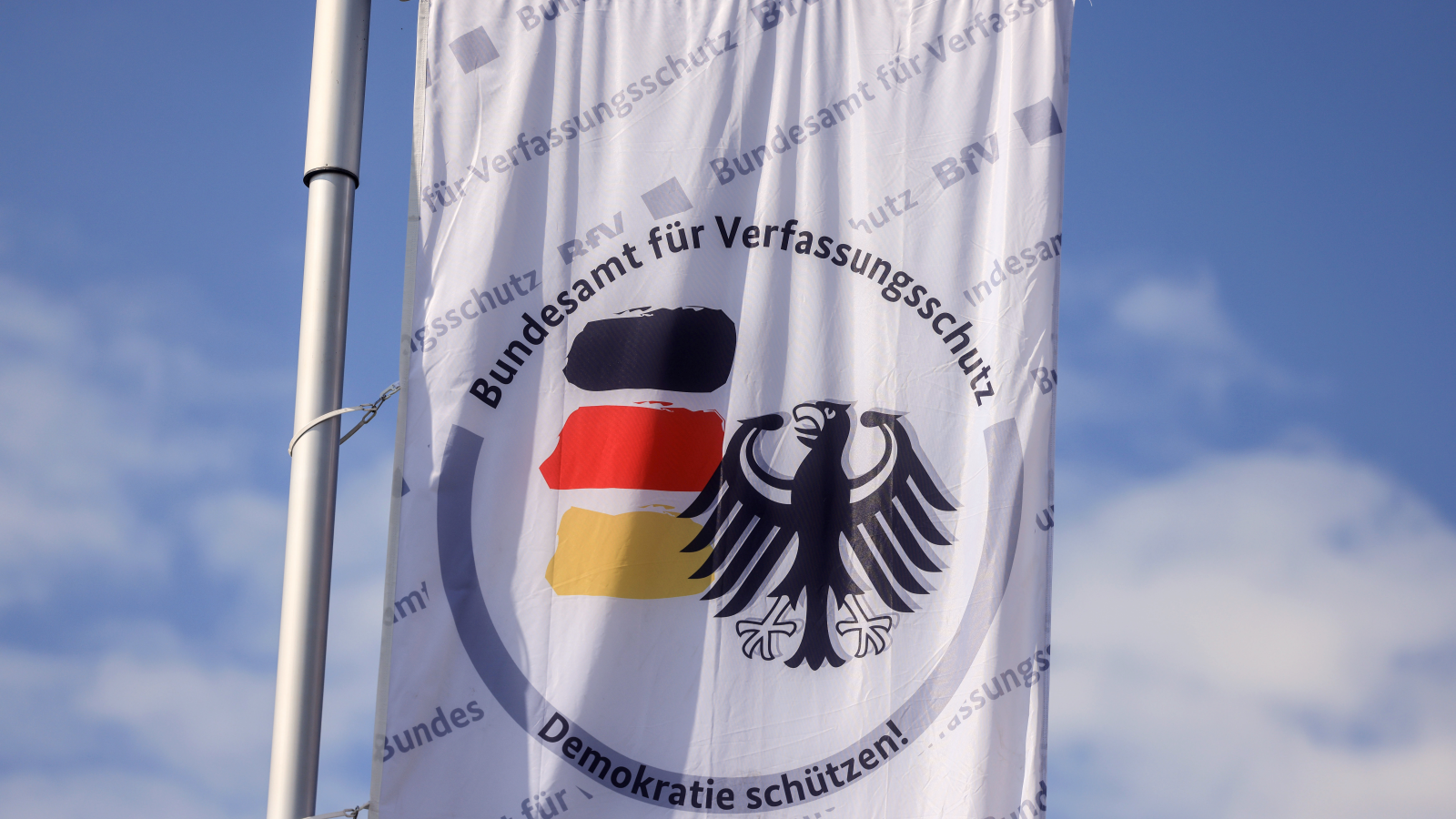 Anayasa Koruma Dairesi AfD’yi “açıkça aşırı sağcı” ilan etti. Bu ne anlama geliyor?, © Oliver Berg/dpa