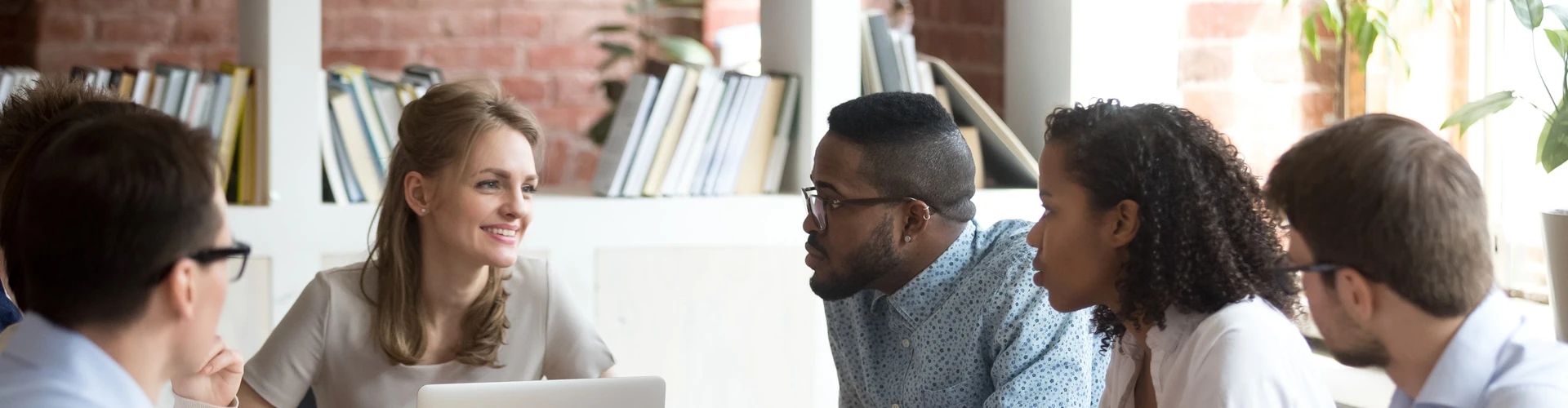 Menschen in einer Runde, © Shutterstock Menschen in einer Runde, © Shutterstock