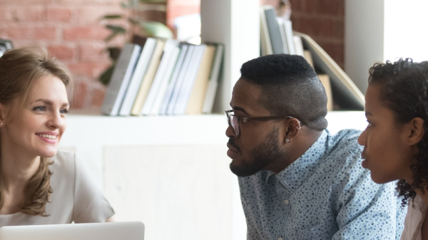 Menschen in einer Runde, © Shutterstock