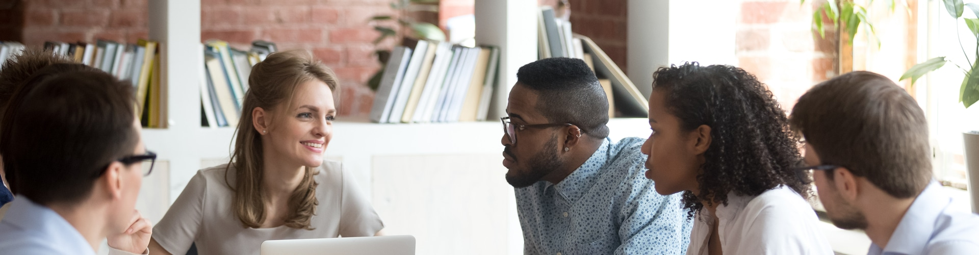 Menschen in einer Runde, © Shutterstock