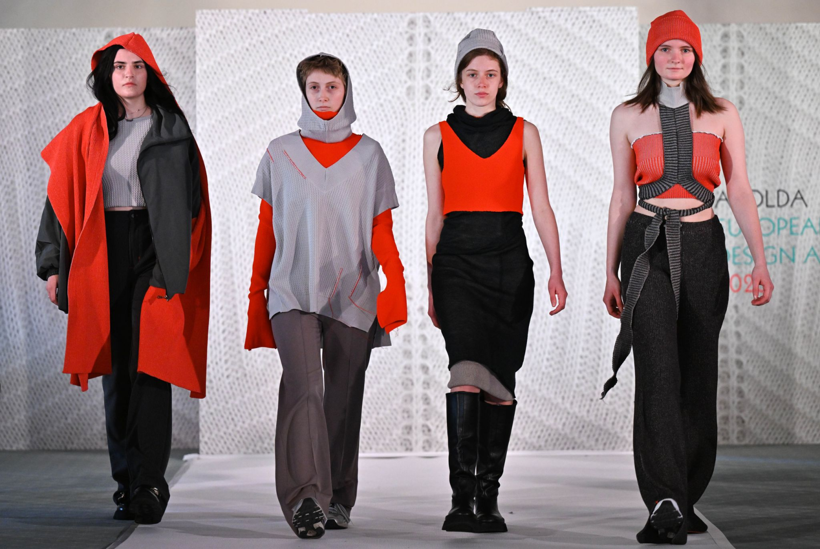 Models zeigen Entwürfe der Designerin Michelle Klein von der Hochschule Trier bei einer Modenschau.