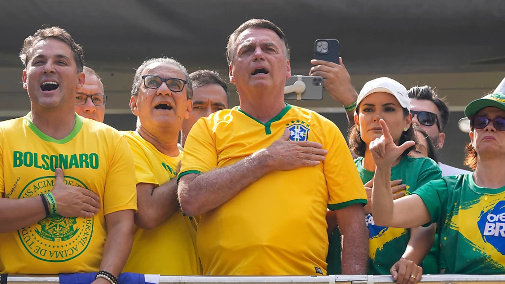 Bolsonaro-Anhänger protestieren in Brasilien gegen Ermittlungen, © Andre Penner/AP/dpa Bolsonaro-Anhänger protestieren in Brasilien gegen Ermittlungen, © Andre Penner/AP/dpa