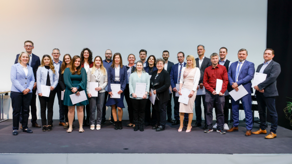 Absolventinnen und Absolventen des Zertifikatstudiengangs Compliance-Officer mit Professorin Dr. Alexandra Butterstein , © Universität Liechtenstein
