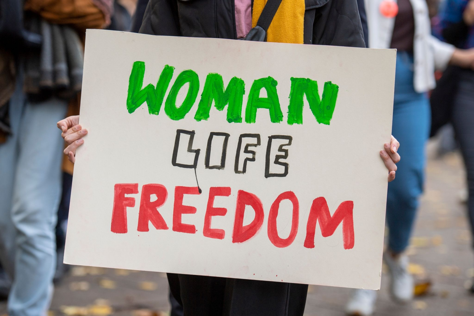 Ein Plakat mit der Aufschrift «Woman life freedom».