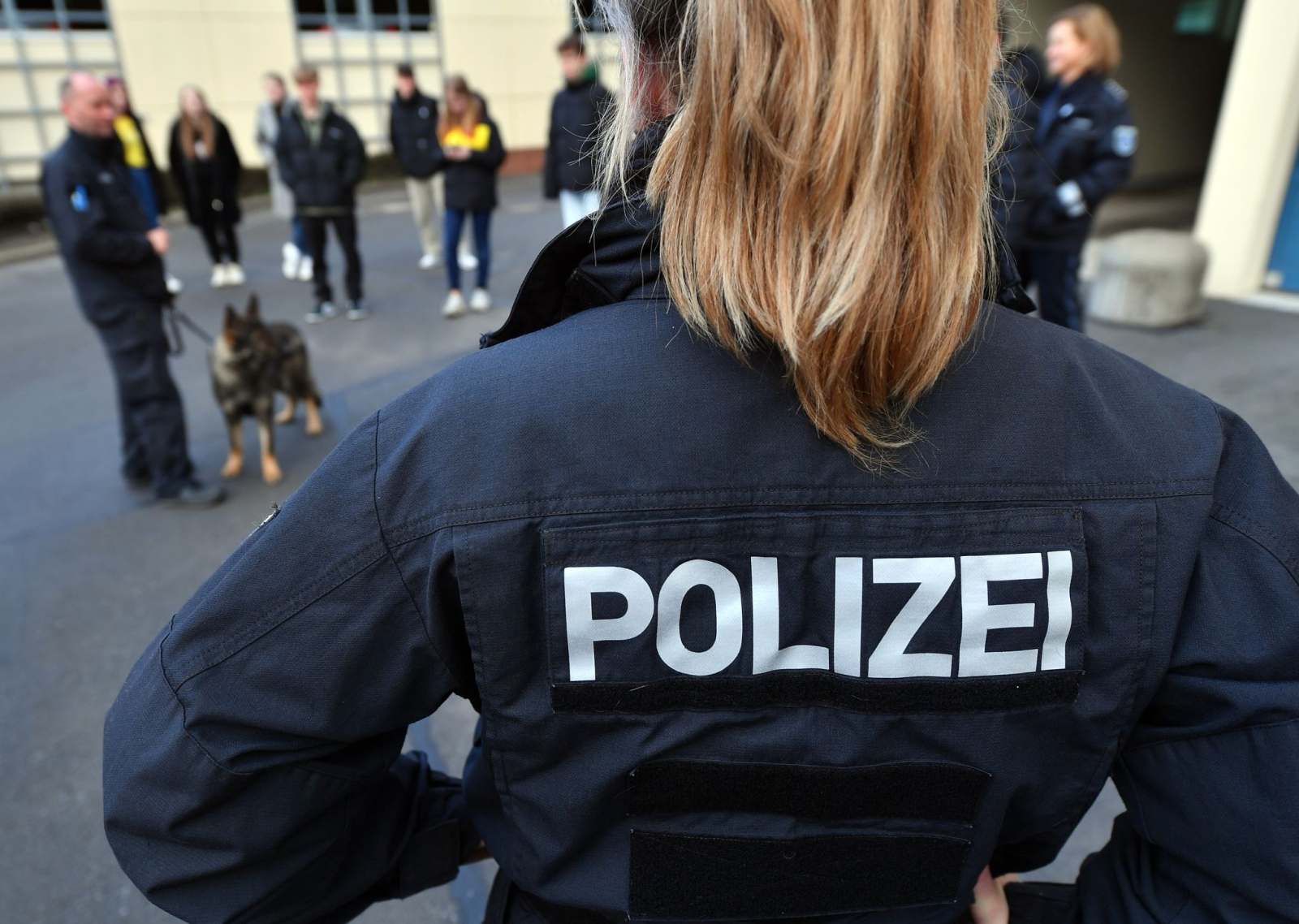 Schüler beobachten eine Vorführung mit Polizeihunden bei einem Schnuppertag bei der Thüringer Polizei.