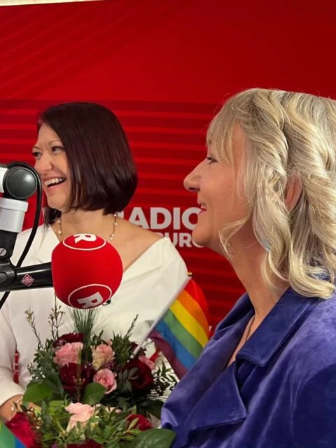 Das Hochzeitspaar Katja (li.) und Corina (re.) während der freien Trauung Das Hochzeitspaar Katja (li.) und Corina (re.) während der freien Trauung