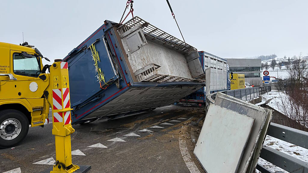 Tiertransporter mit rund 100 Schweinen kippt in Bazenheid SG um, © Kantonspolizei St. Gallen