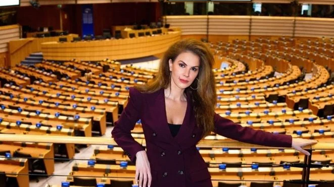 Tülin Şahin, Avrupa Parlamentosu’nda Sunum Yapan İlk Top Model Olarak Tarihe Geçti, © onedio Tülin Şahin, Avrupa Parlamentosu’nda Sunum Yapan İlk Top Model Olarak Tarihe Geçti, © onedio