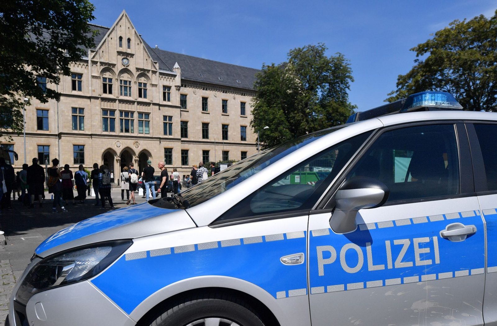 Ein Polizeifahrzeug steht vor dem Landgericht., © Martin Schutt/dpa-Zentralbild/dpa