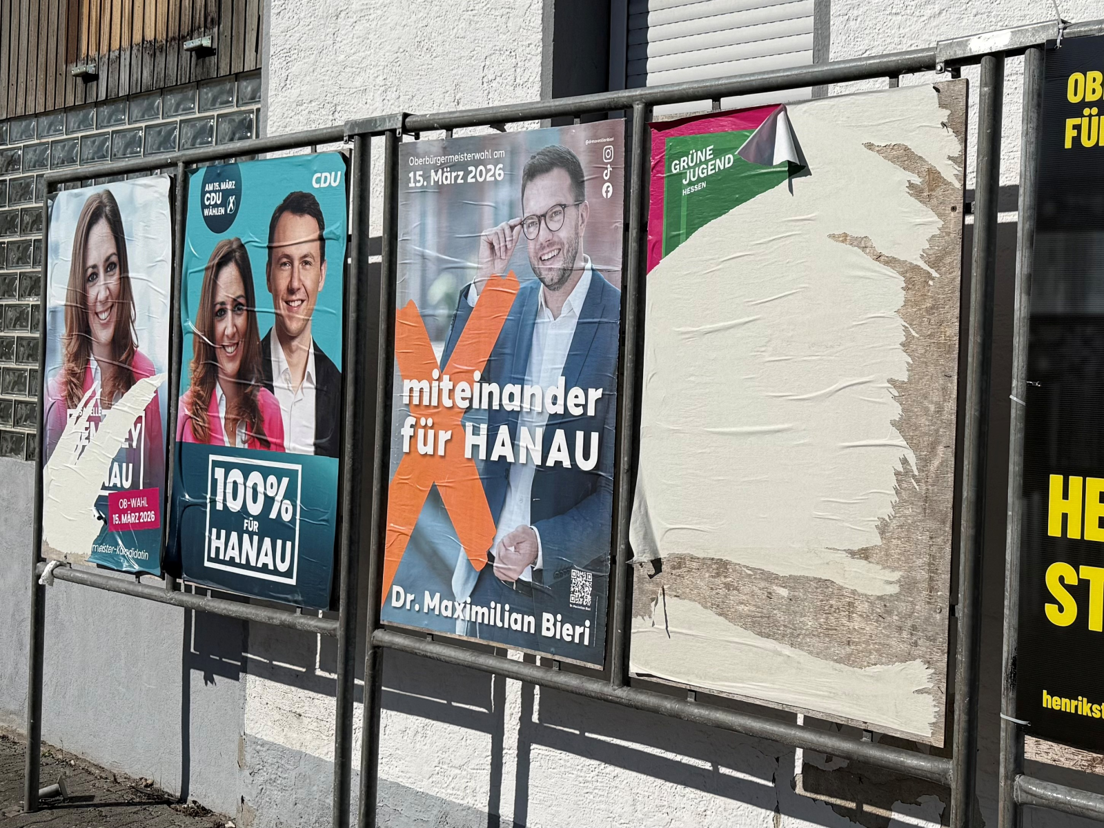 Hessen’de yaklaşan yerel seçimler öncesi seçim afişlerine yönelik saldırılar arttı. P, © Michael Bauer/dpa