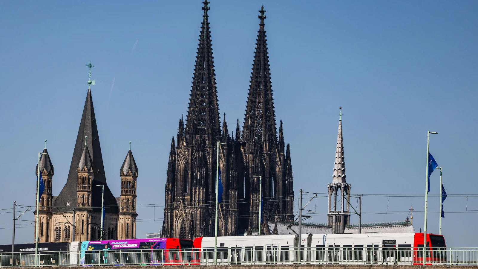 Kölner Dom’a Tırmandılar: Gece Vakti Yasa Dışı Tırmanış!, © dpa Kölner Dom’a Tırmandılar: Gece Vakti Yasa Dışı Tırmanış!, © dpa