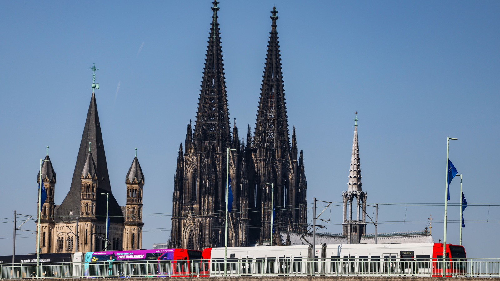 Kölner Dom’a Tırmandılar: Gece Vakti Yasa Dışı Tırmanış!, © dpa