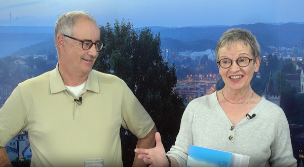 Roland Rickli, Autor des Jubiläumsbuchs von Dachsen, und Käthi Furrer, © Schaffhauser Fernsehen