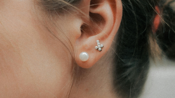 Ohrlochstechen in der Apotheke, © Mert Coşkun