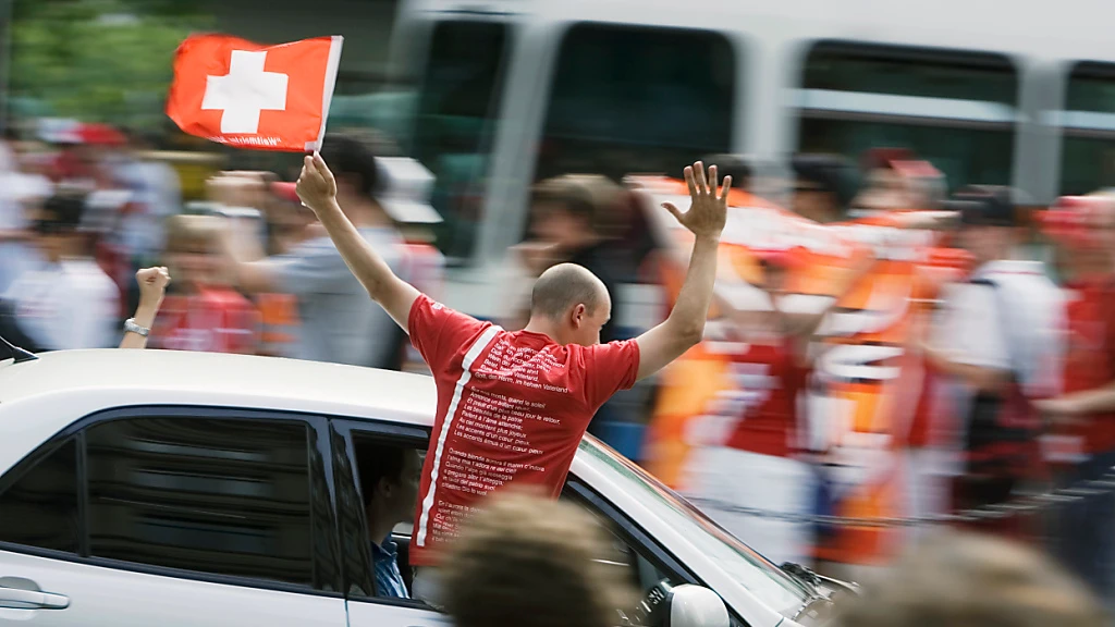 St. Galler Polizei büsst feiernde Fussballfans, © Keystone / SDA / Symbolbild St. Galler Polizei büsst feiernde Fussballfans, © Keystone / SDA / Symbolbild