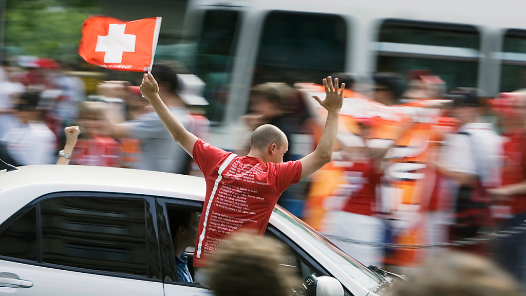 St. Galler Polizei büsst feiernde Fussballfans, © Keystone / SDA / Symbolbild