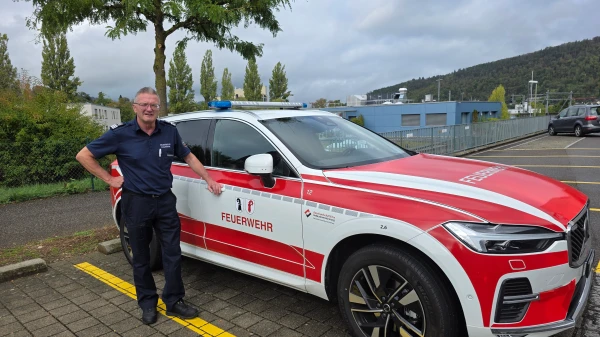 Der Feuerwehrinspektor geht mit einem lachenden und einem weinenden Auge Der Feuerwehrinspektor geht mit einem lachenden und einem weinenden Auge