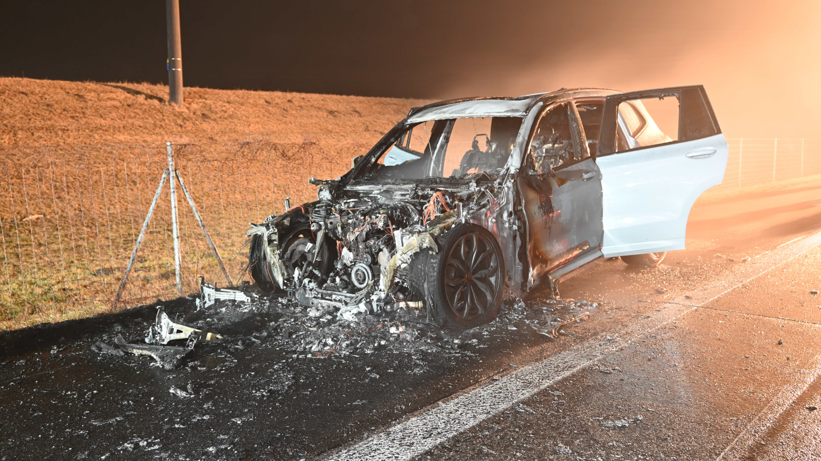 Fahrzeug auf Autobahn A13 bei Haag in Brand geraten, © Kapo SG