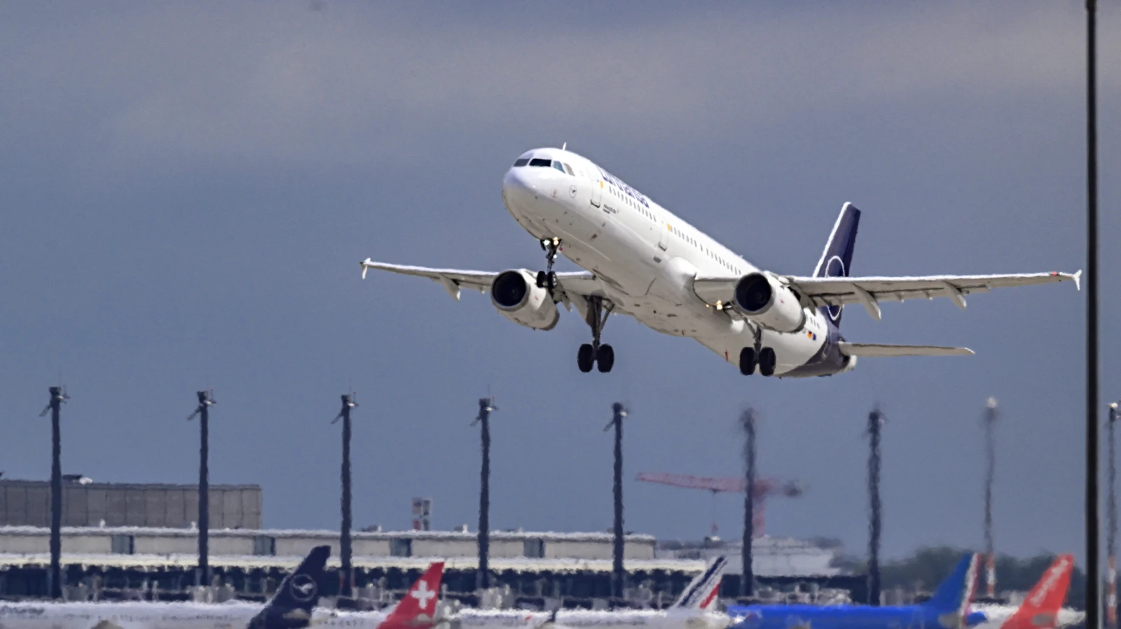 Lufthansa grevi perşembe günü: BER’de çok sayıda uçuş şimdiden iptal edildi, © Soeren Stache/dpa Lufthansa grevi perşembe günü: BER’de çok sayıda uçuş şimdiden iptal edildi, © Soeren Stache/dpa