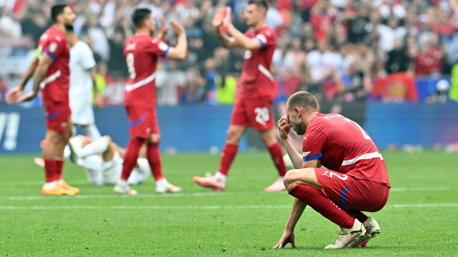 Serbien zieht Kopf spät aus der Schlinge, © Keystone / DPA / Peter Kneffel