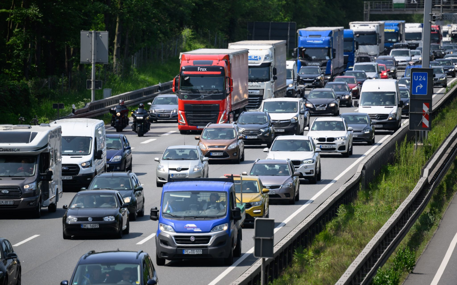 Autos und Lkw fahren über die Autobahn A2., © Julian Stratenschulte/dpa