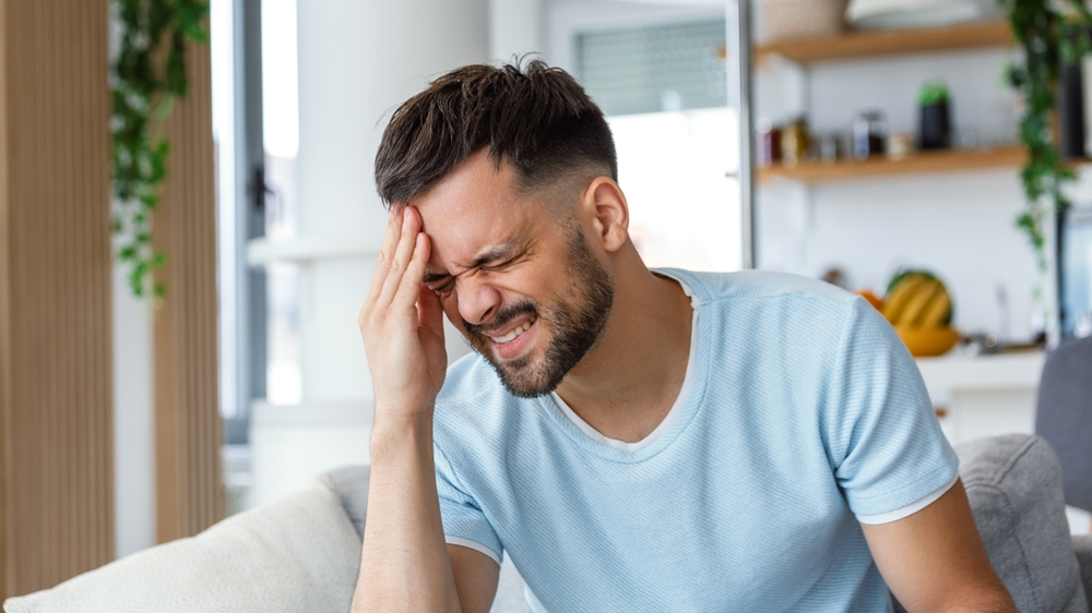 Hastalık Kaygısıyla Baş Etmenin 5 Etkili Yolu: "Başım Ağrıyor, Beynimde Tümör mü Var?", © shutterstock