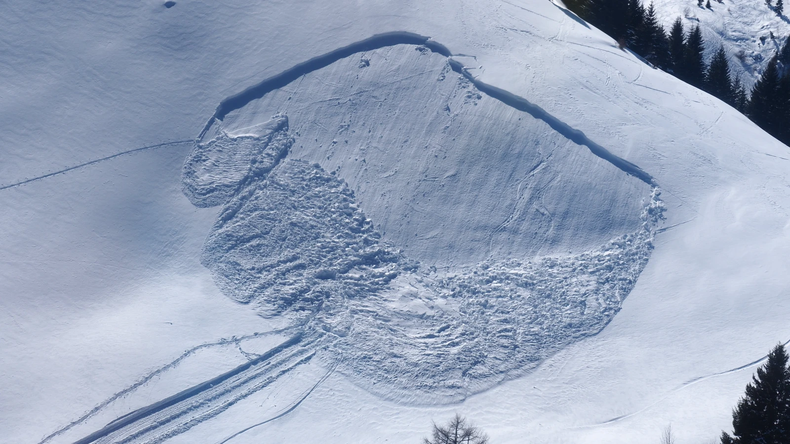 Lawinengefahrenstufe "Erheblich" für Liechtenstein, © Keystone / Kantonspolizei Wallis / Symbolbild Gleitschneelawine Lawinengefahrenstufe "Erheblich" für Liechtenstein, © Keystone / Kantonspolizei Wallis / Symbolbild Gleitschneelawine