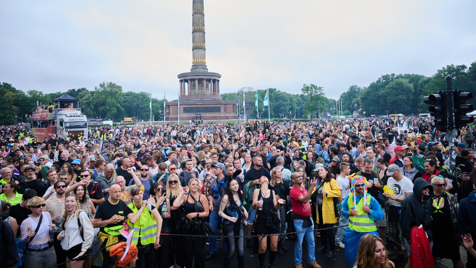 Berlin’de “Rave The Planet” Tekno Yürüyüşünde Yoğun Madde Tüketimi: 13 Kişi Hayati Tehlikeyle Hastaneye Kaldırıldı, © Annette Riedl/dpa
