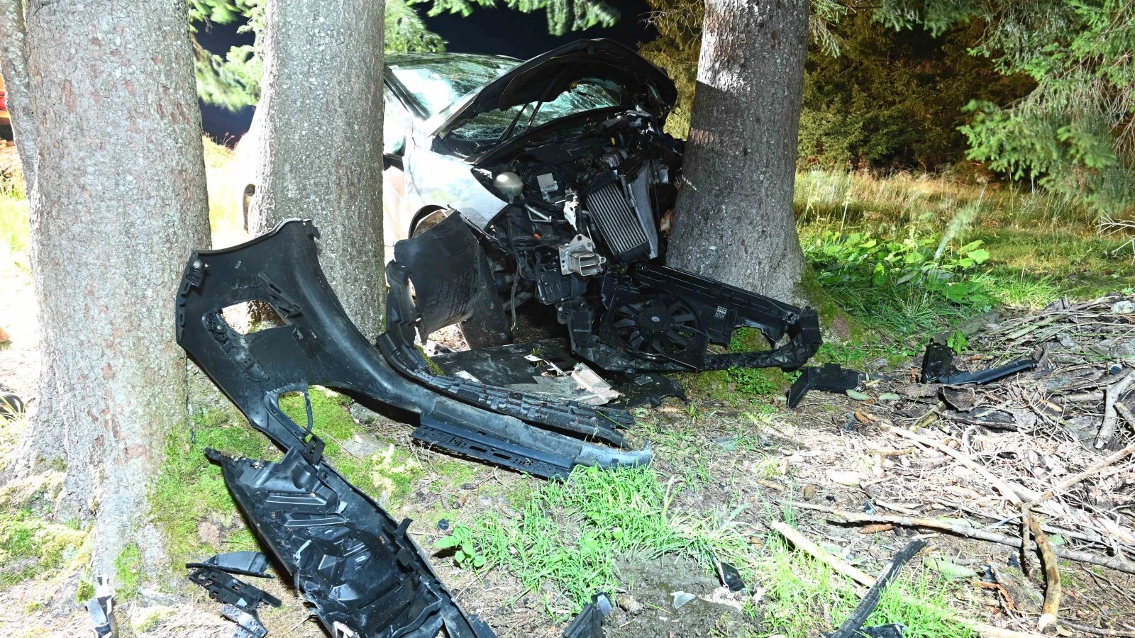 Schwerer Selbstunfall auf dem Grabserberg, © Kantonspolizei St. Gallen Schwerer Selbstunfall auf dem Grabserberg, © Kantonspolizei St. Gallen