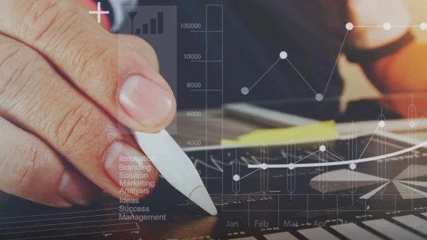 Hand mit einem Stift wertet Statistiken aus, © Shutterstock Hand mit einem Stift wertet Statistiken aus, © Shutterstock
