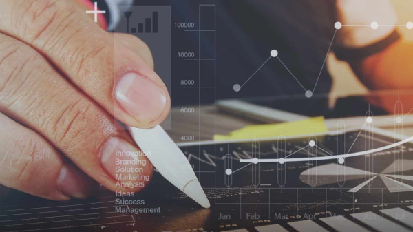 Hand mit einem Stift wertet Statistiken aus, © Shutterstock
