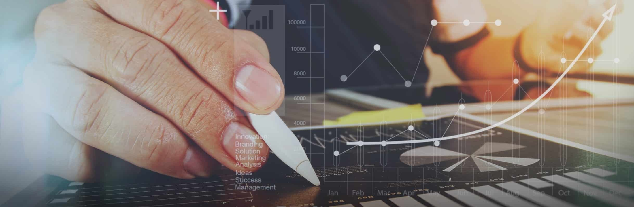 Hand mit einem Stift wertet Statistiken aus, © Shutterstock