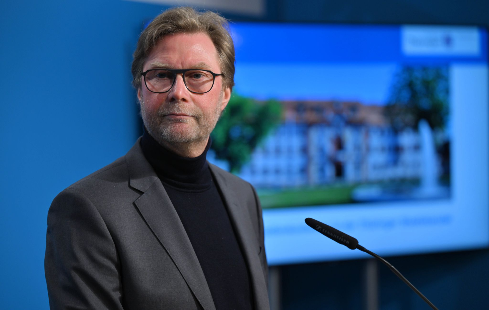 Dirk Adams (Bündnis90/Die Grünen), Migrationsminister, spricht während der Regierungsmedienkonferenz.