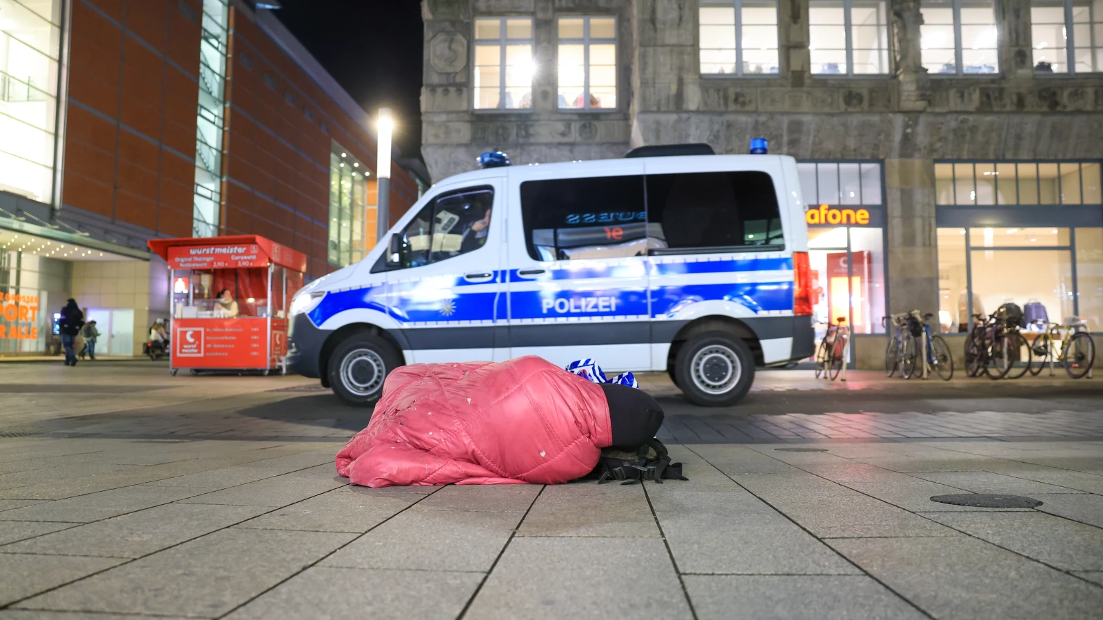 Stuttgart’ta Evsiz Bir Adamdan Duygulandıran Noel Bağışı, © Jan Woitas/dpa Stuttgart’ta Evsiz Bir Adamdan Duygulandıran Noel Bağışı, © Jan Woitas/dpa