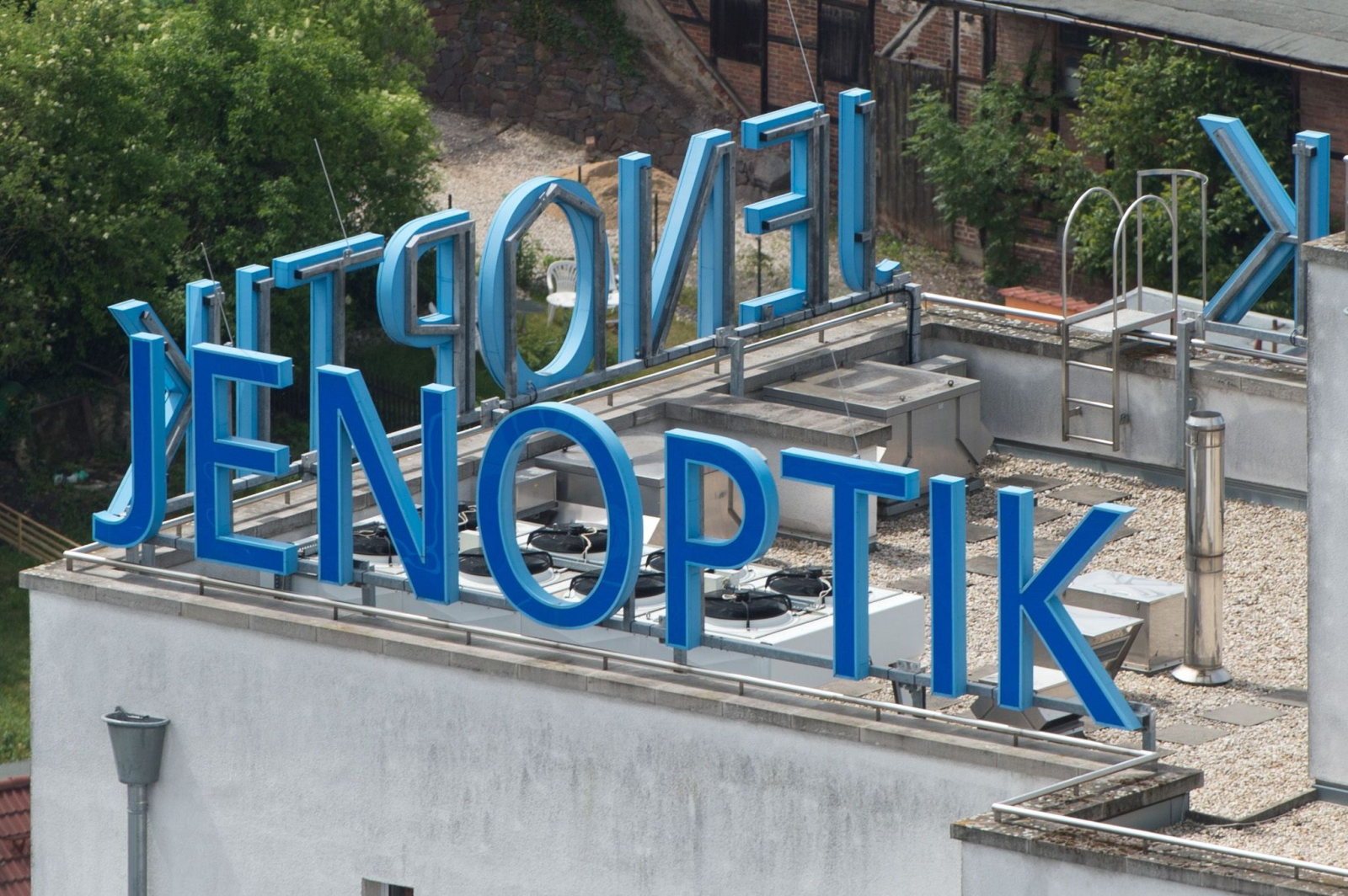 Das Logo von Jenoptik ist auf einem der Firmengebäude zu sehen.